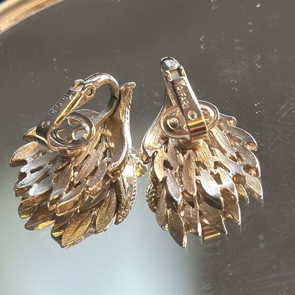 Vintage Trifari silver tone leaf motif clip on earrings - Picture 4 of 5